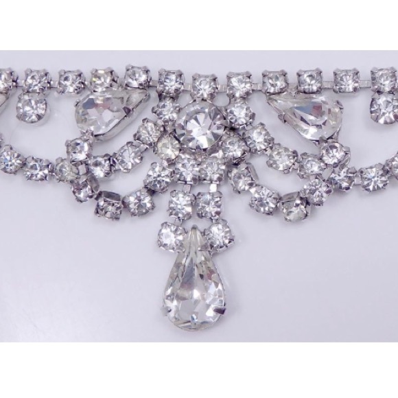 Estate vintage EUC Rhinestone festoon style.Measuring approximately 16 in drop. - Picture 4 of 7